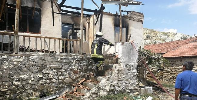 Muhtarın Evi Çıkan Yangında Küle Döndü