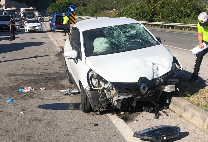 Otomobil Refüje Çıktı : 3 Yaralı