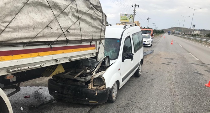 Ticari Araç Tıra Arkadan Çarptı: 1 Yaralı