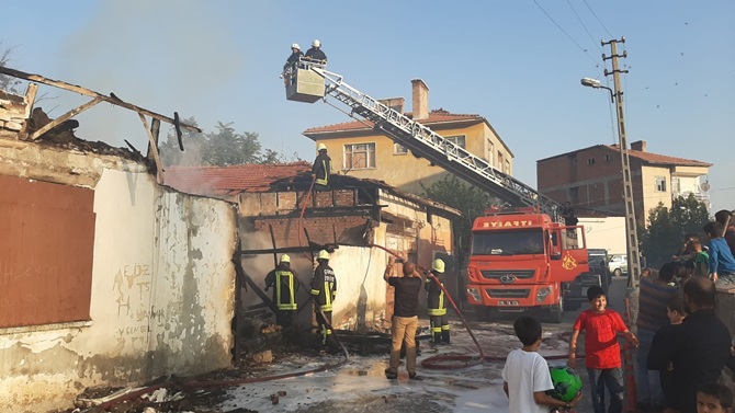 Hırdavat Deposunda Yangın Çıktı