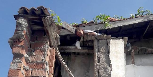 Küçük Çocuk Mahsur Kaldı