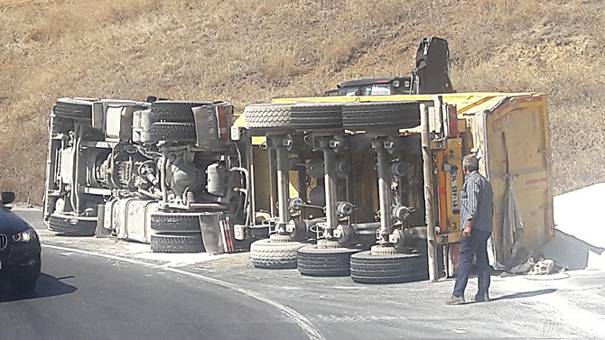 TIR Yolun Kenarına Devrildi