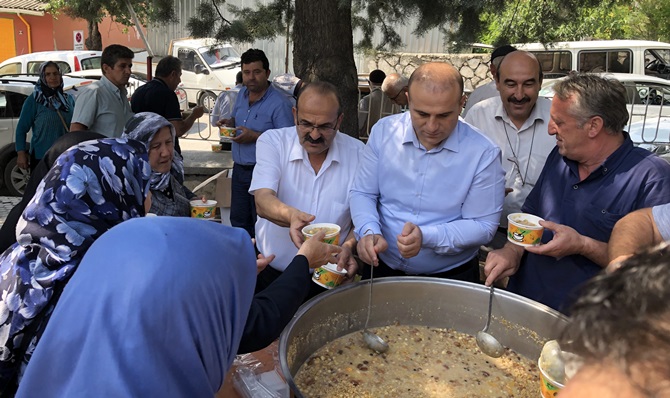 Başkan Şen Aşure Dağıttı