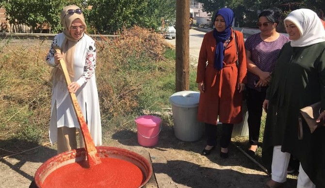 AK Kadınlar Vatandaşların Arasında