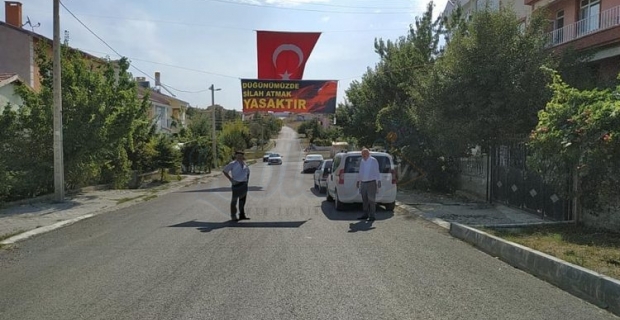 Magandaları Pankart Asarak Uyardı