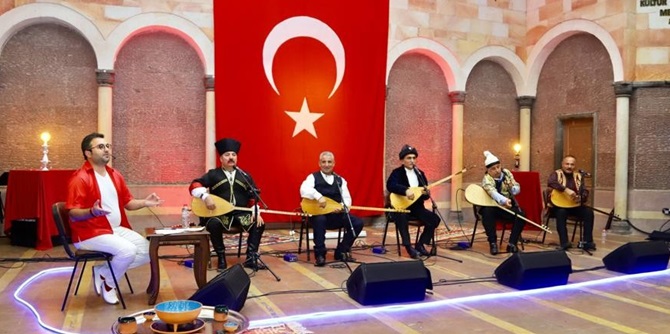 Aşıklar Sazlarıyla ve Sözleriyle Gönülleri Fethetti