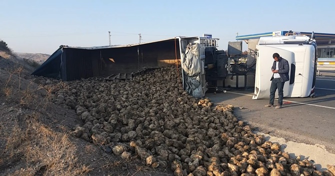 TIR Devrildi: 1 Yaralı