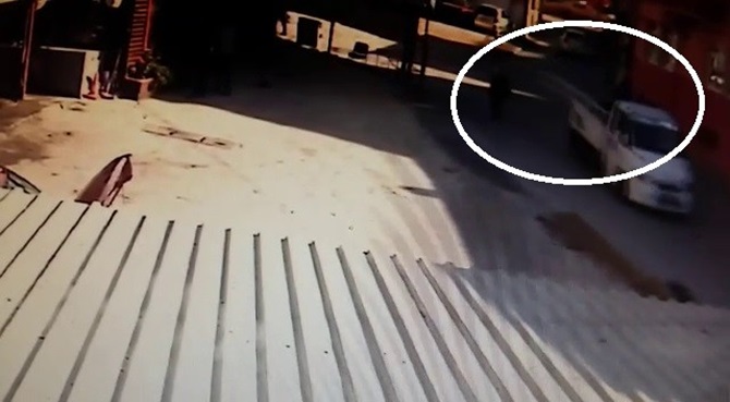 Kamyonet Kapağı Yaşlı Adamın Kafasına Çarptı