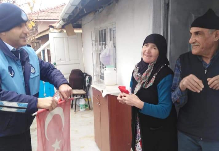 Zabıtaların Bayrak Hassasiyeti