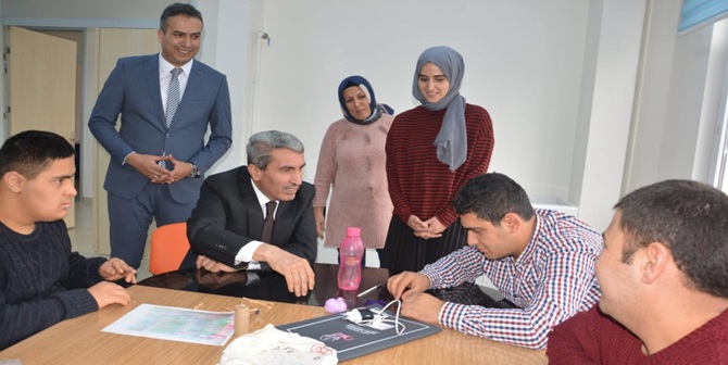 Mesaisini Okullarda Geçiriyor