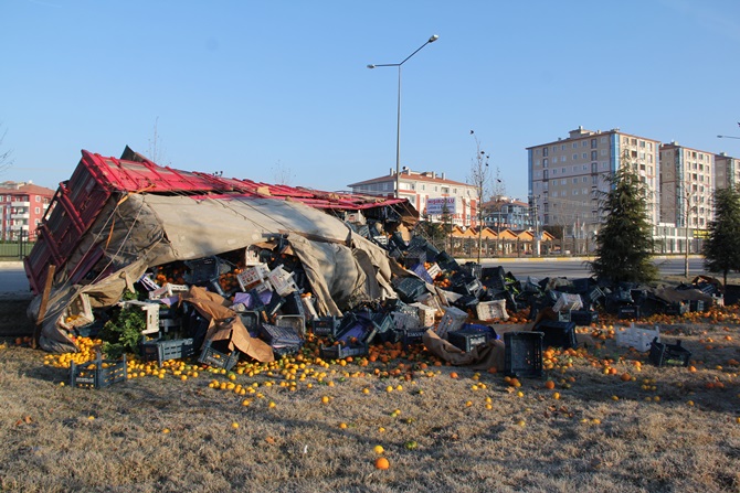 Sebze Yüklü Dorse Devrildi