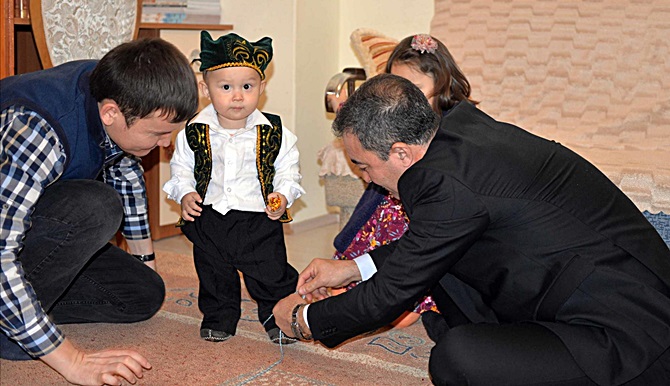 Rektör’den Kazakistanlı Öğrenciye Atalık Jesti