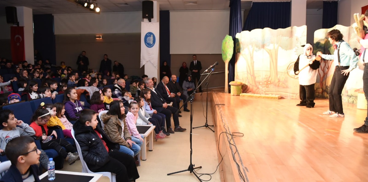 Çocuklar Tiyatroya Doydu
