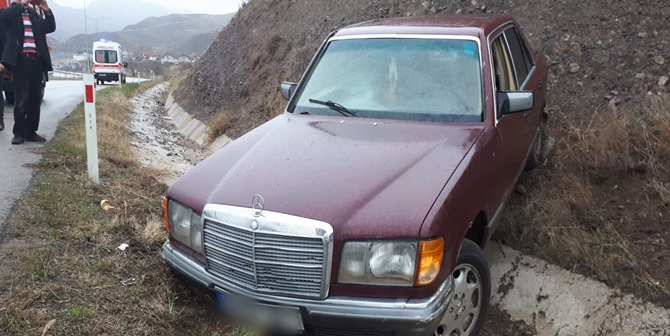 Otomobil Şarampole Uçtu: 4 Yaralı