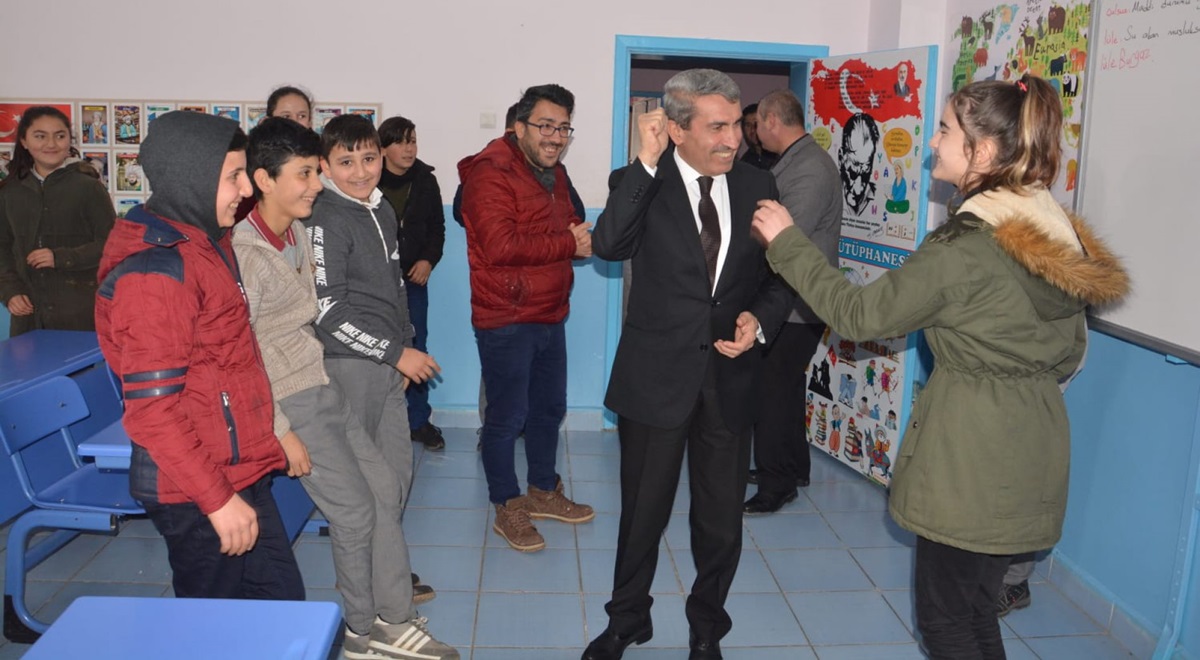 Sarı, Ortaköy Okullarını Gezdi