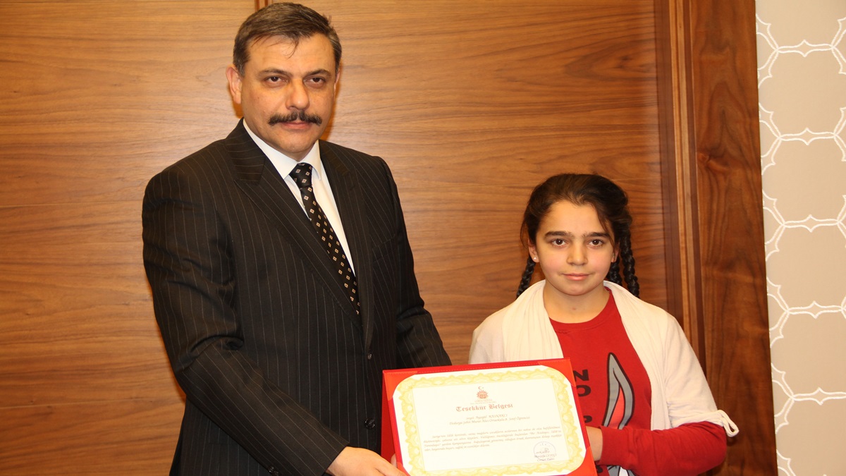 Vali Çiftçi, Ayşegül’ü Tebrik Etti