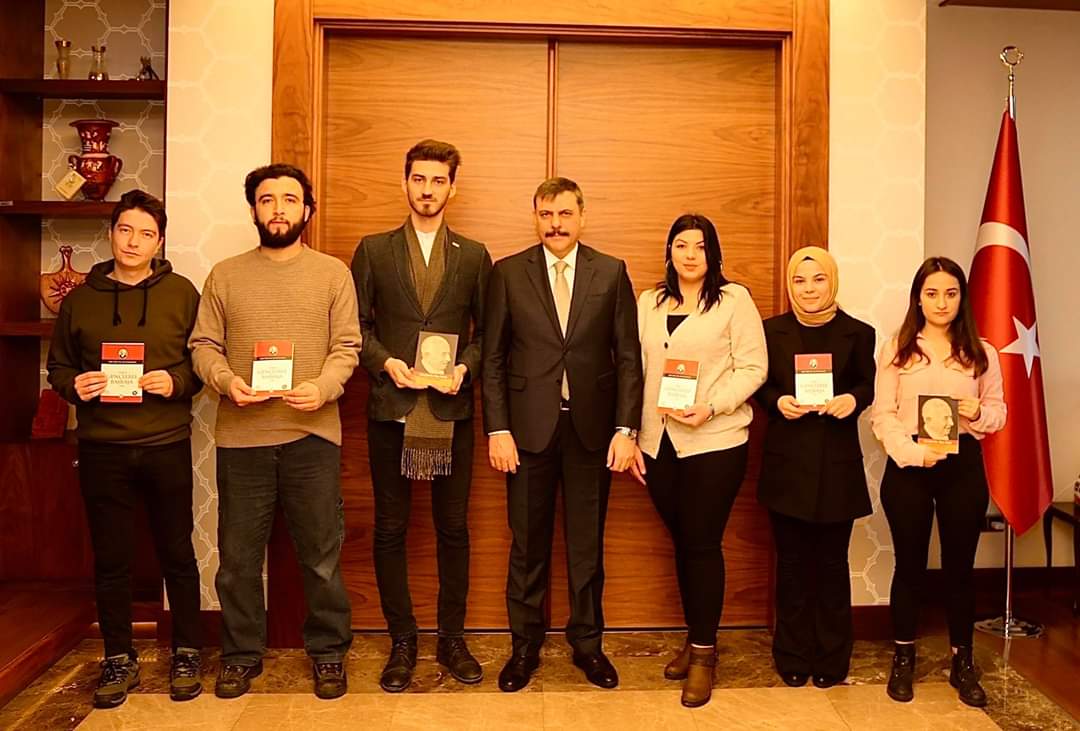 Vali Çiftçi’den, Öğrencilere İmzalı Kitap