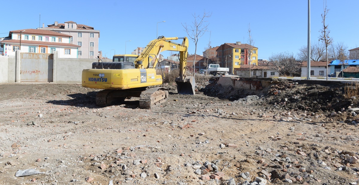 Belediye 3 Katlı Metruk Binayı Yıktı