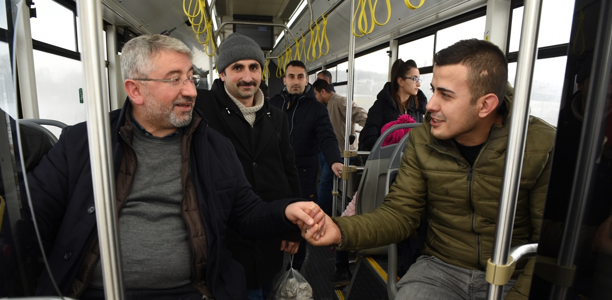 Otobüsüne Bindi, Yolcularla Sohbet Etti