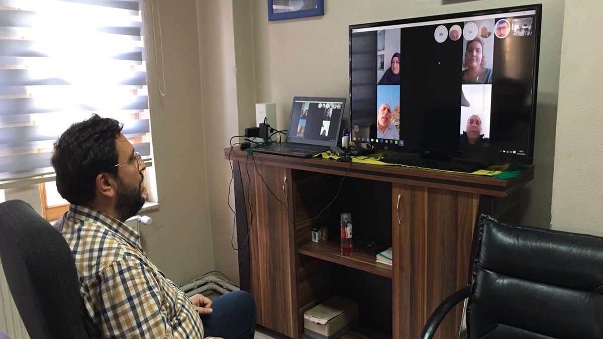 Toplantıyı Telekonferansla Yaptı