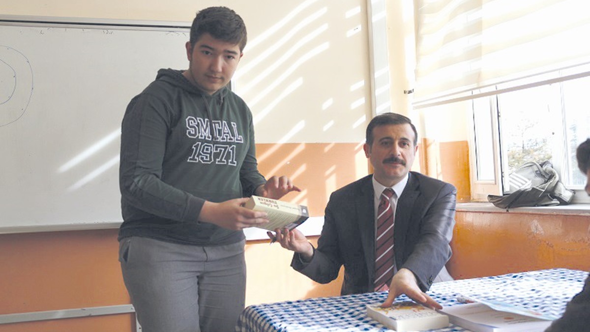 Kaymakam’dan Öğrencilere İmzalı Kitap