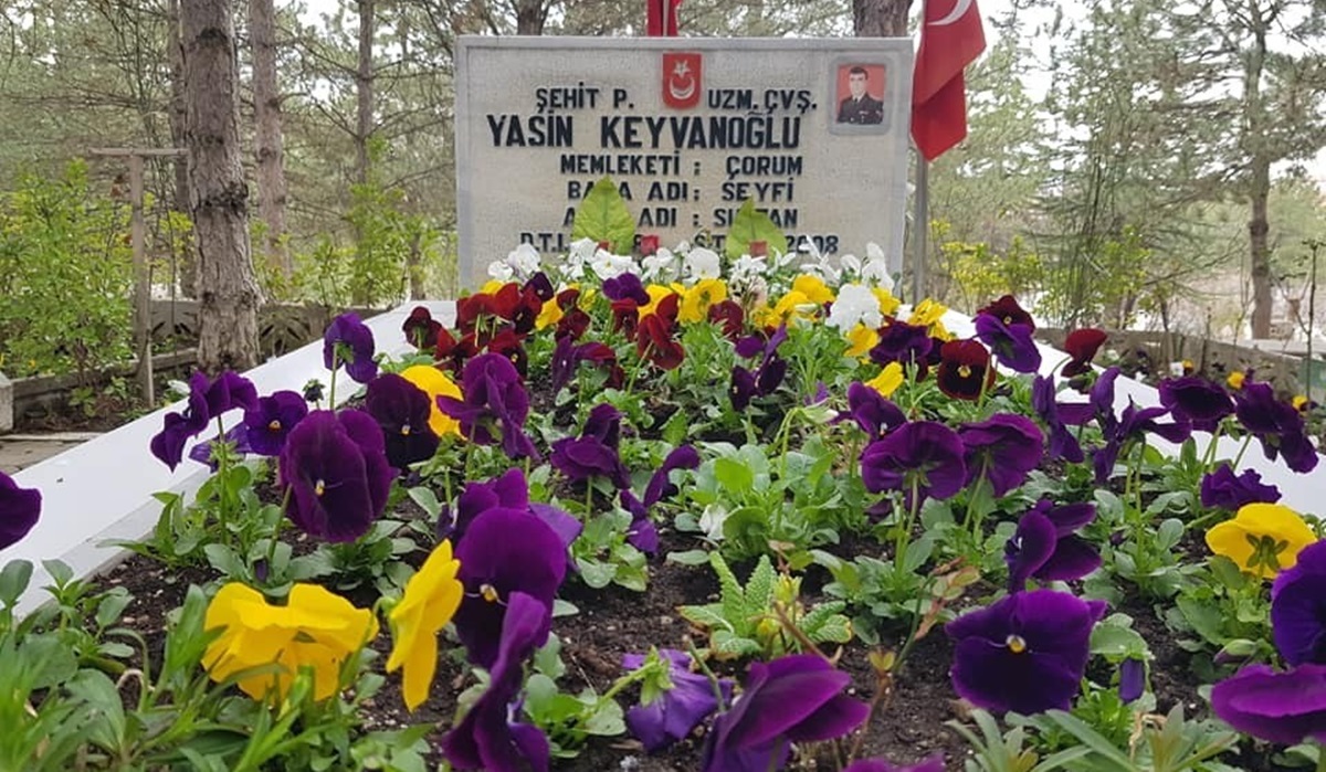 Belediye Şehitliği Çiçeklerle Donattı