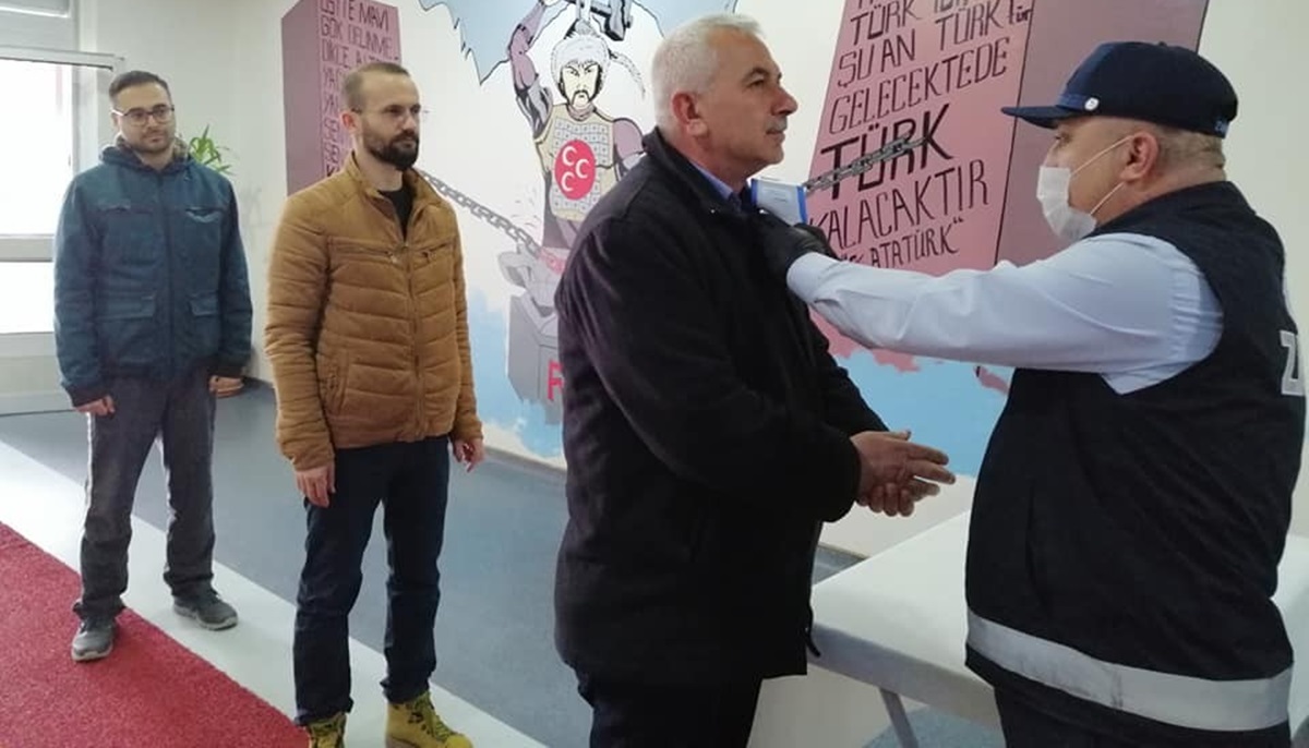 Belediyeye Gelenlerin Ateşi Ölçülüyor