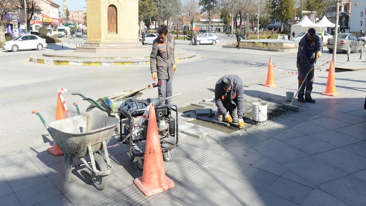 Kaldırım Yenileme Çalışmaları Sürüyor