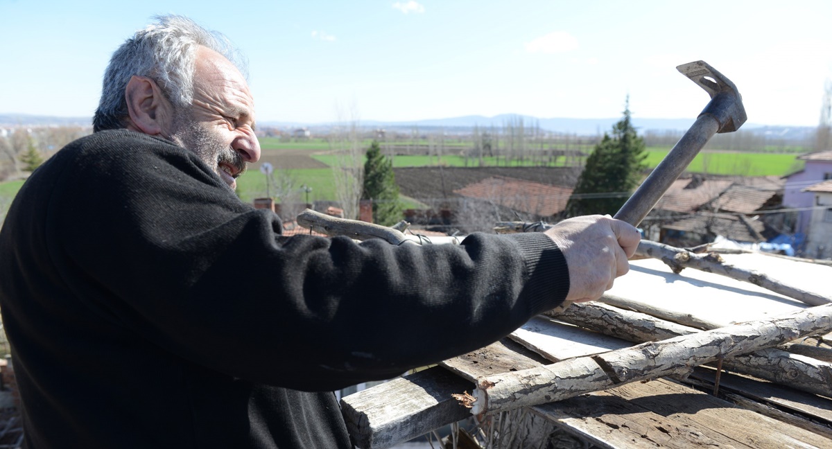 Muhtar, Leyleklerin Yuvasını Elleriyle Onardı