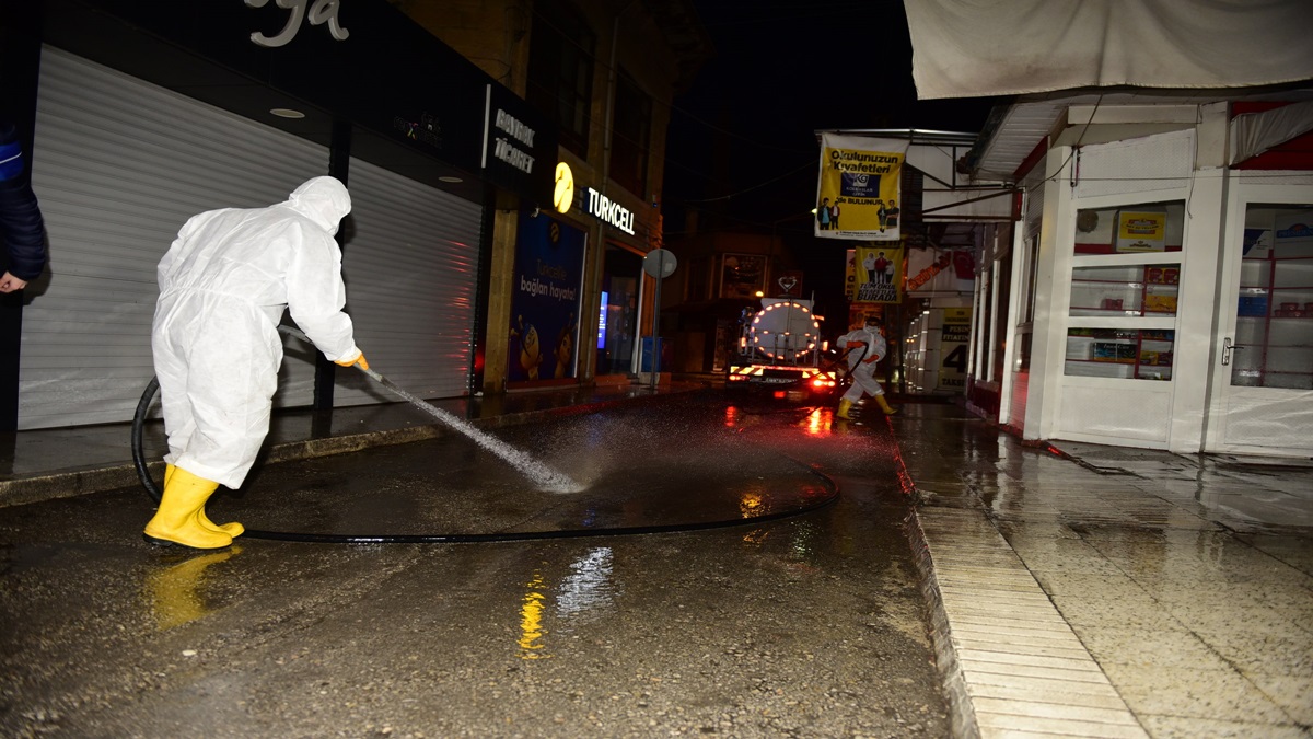 Belediye, Arastayı  Yıkayıp Dezenfekte Etti