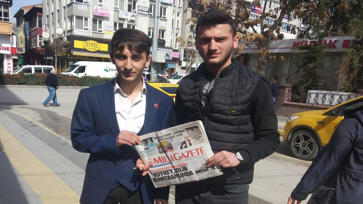 Saadet Partili Gençler Milli Gazete Dağıttı