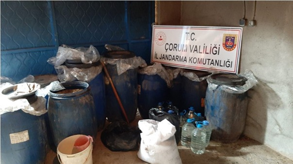 Jandarma Kaçak İçki Ele Geçirdi