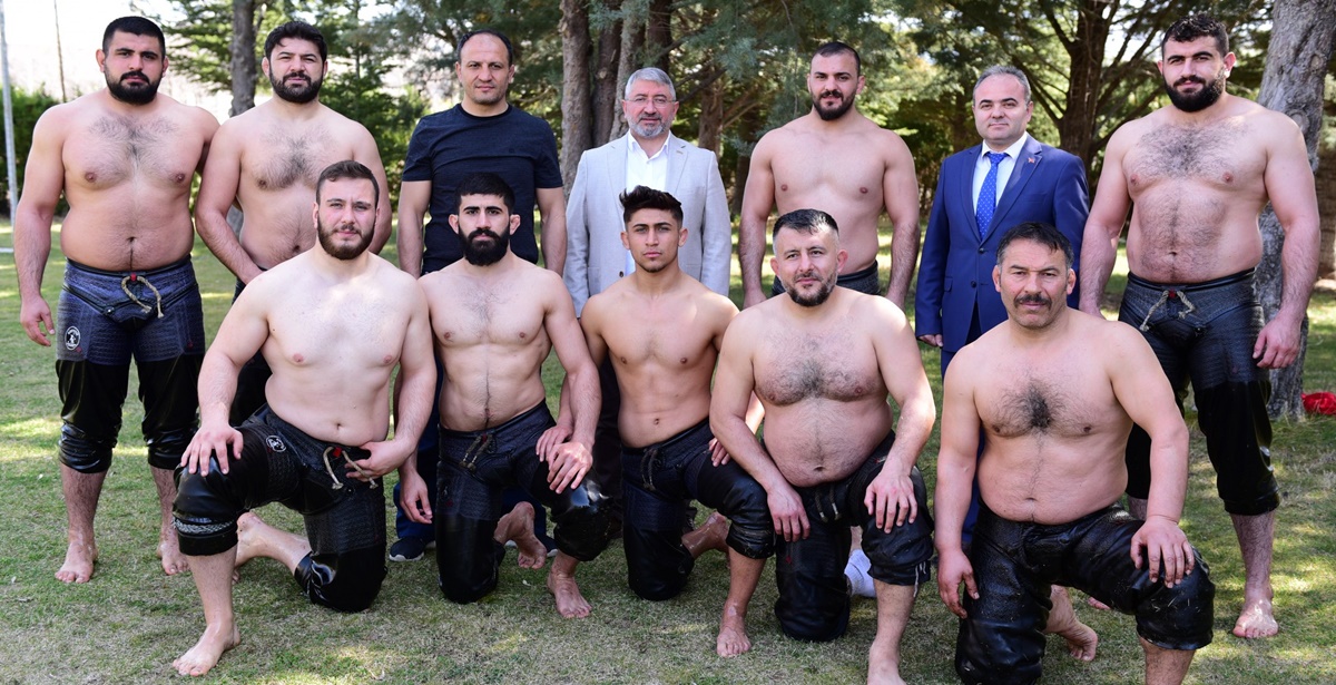Aşgın, Pehlivanlara Kispet Hediye Etti