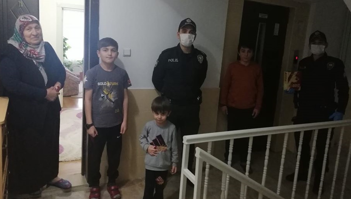 Polis Amcalarından Evde Kalan Çocuklara Çikolata