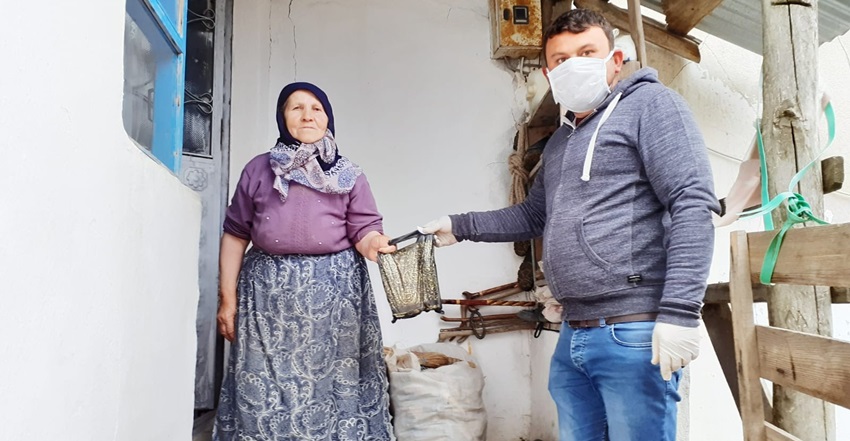 Muhtardan Köylülere Ücretsiz Dezenfektan Seti