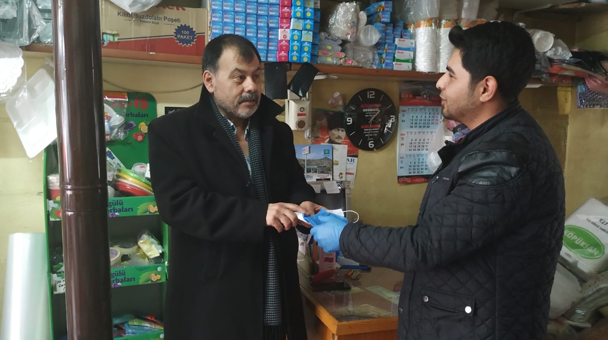 Öğrenciler Maske ve Eldiven Dağıttı