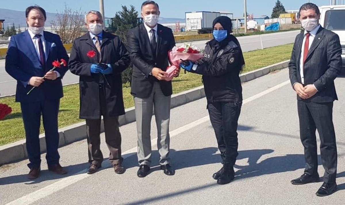 CHP’den, Polislere Karanfilli Kutlama