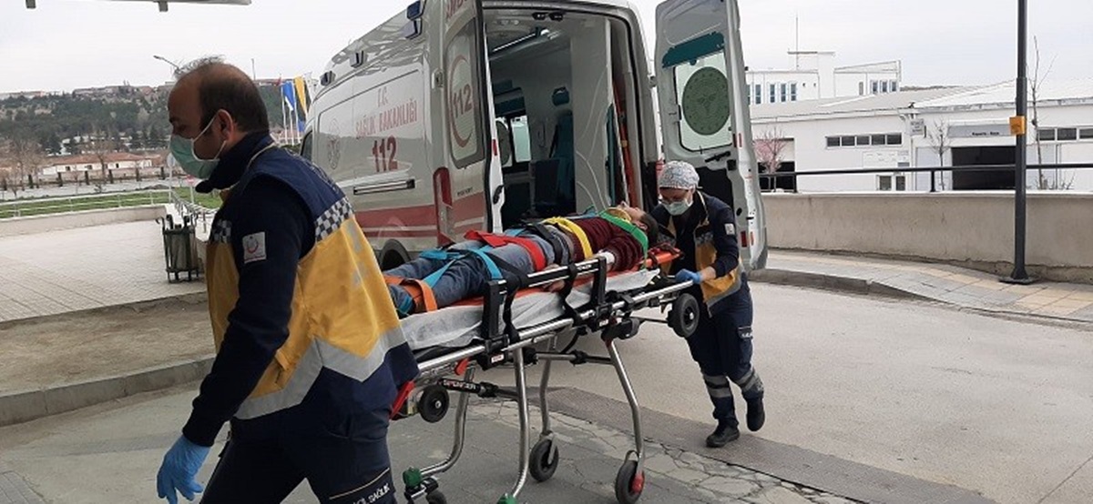 Balkondan Düşen Genç Yaralandı