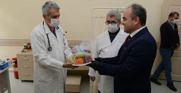 Başkan Aşgın’dan Sağlık Çalışanlarına Meyve Jesti