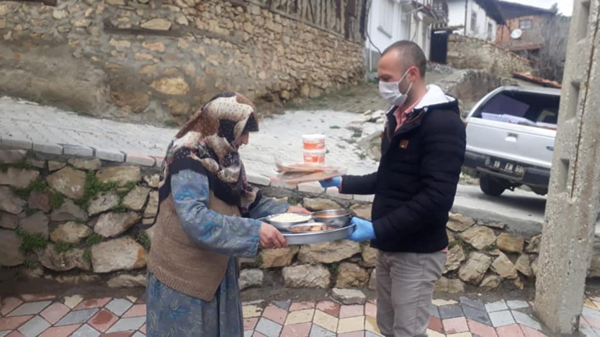 Belediye Merhum Türkeş İçin Helva Dağıttı