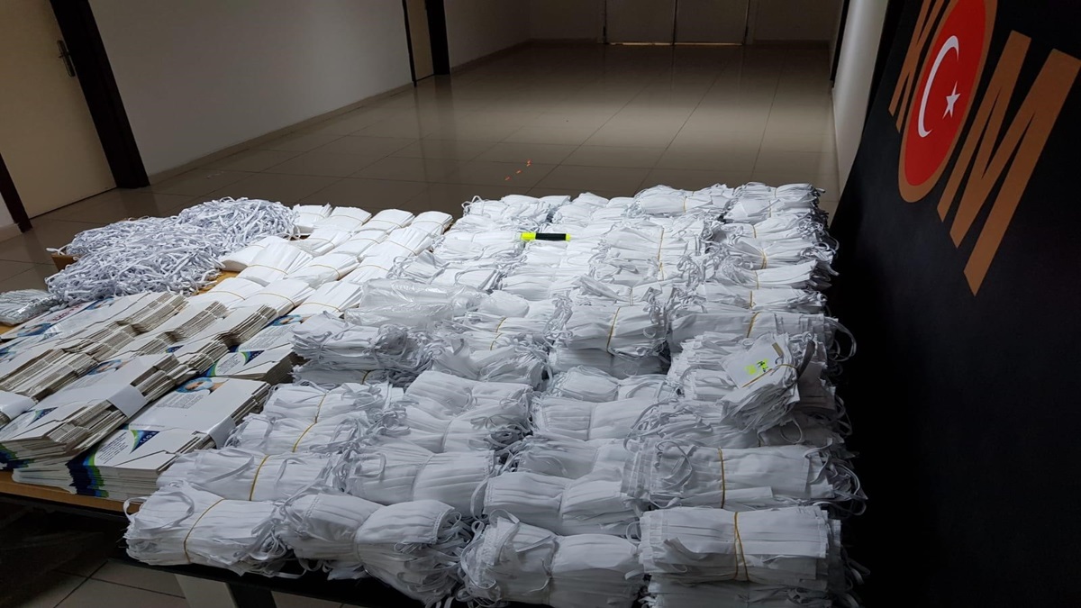 Maske Fırsatçılarına Polis Baskını