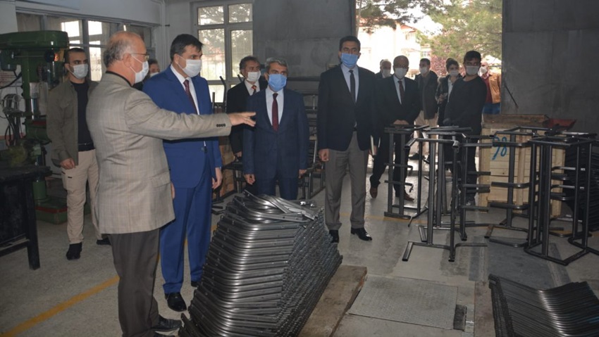 Okulların Sıra ve Masalarını Yapıyorlar