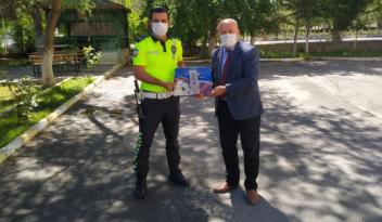 Polis Ailesinden Polislere Anlamlı İkram