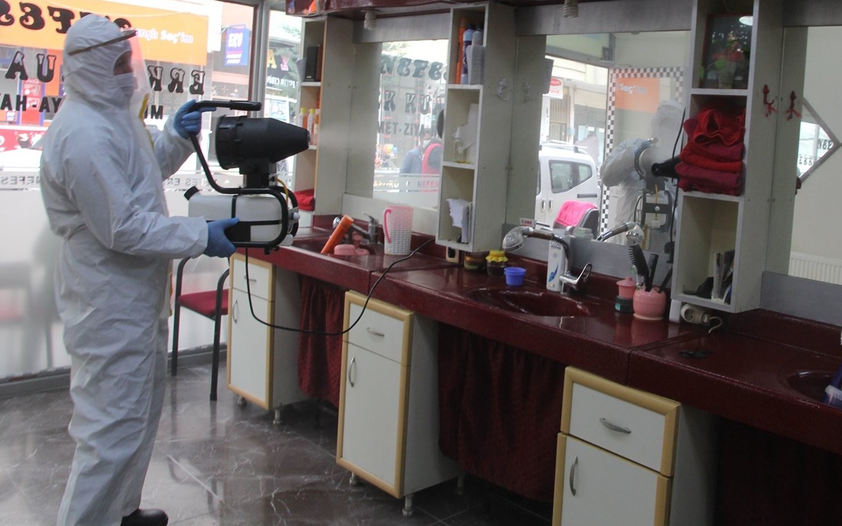 Sungurlu’da Berber ve Kuaförler Dezenfekte Edildi