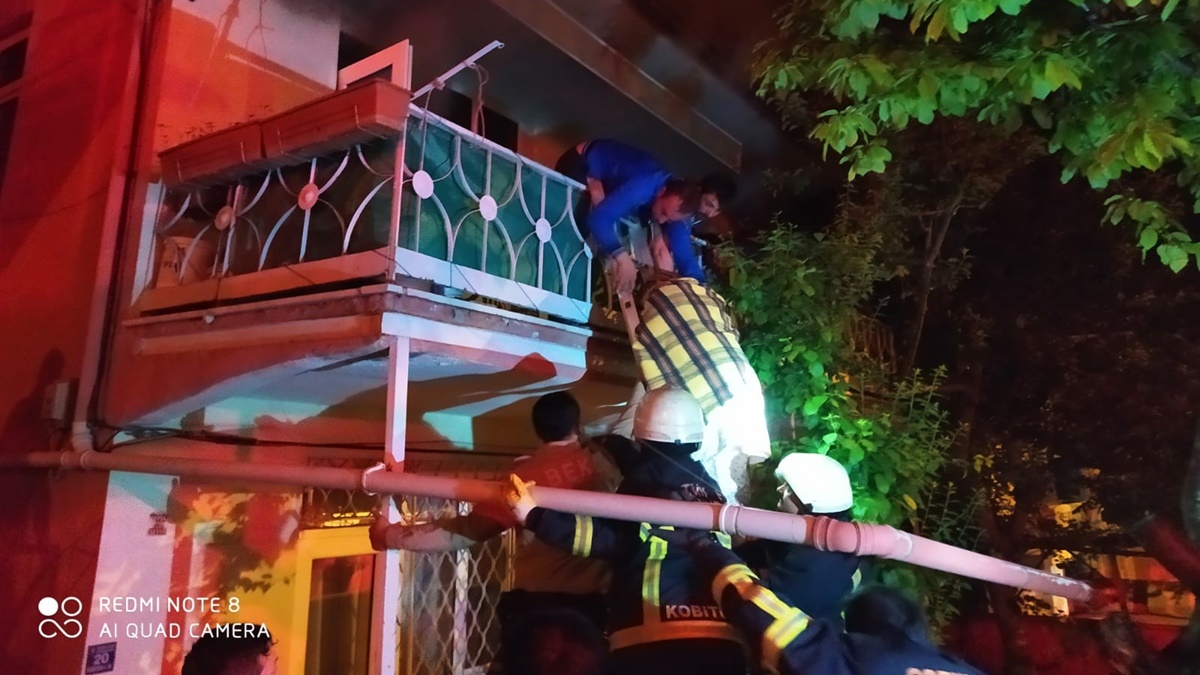 Yangında Mahsur Kalan Çifti İtfaiye Kurtardı
