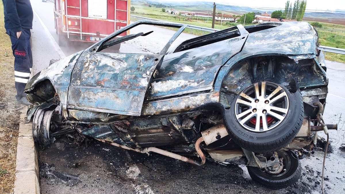 Kaza Yapan Otomobil Yandı: 1 Yaralı