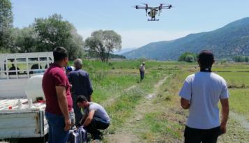 Tarlalarını Drone’larla İlaçlıyor
