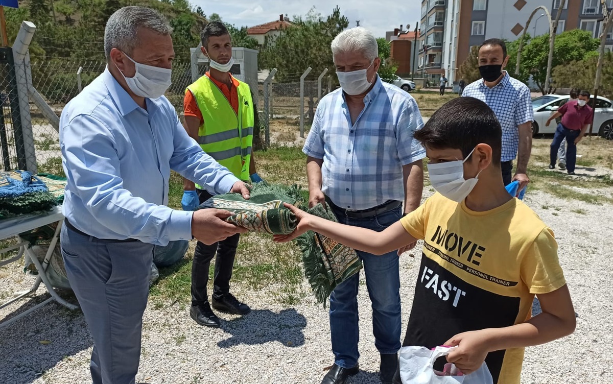 Cuma Namazı Kılana Seccade