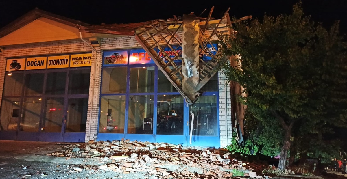 Rüzgar Evlerin Çatısını Uçurdu