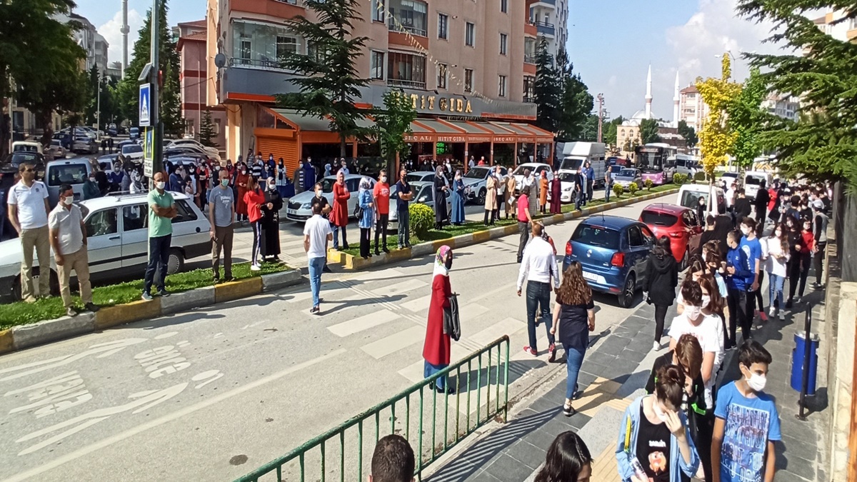 LGS’de Sosyal Mesafe Unutuldu